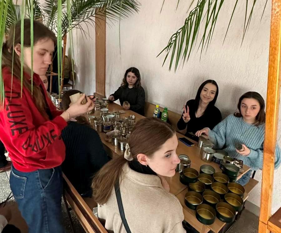 Студенти за роботою